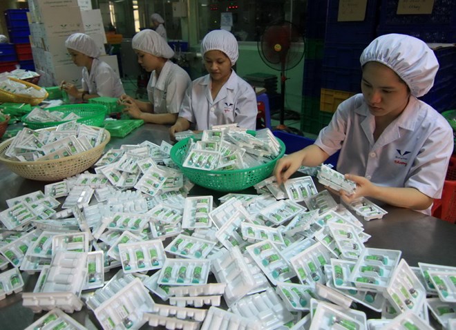 Sản xuất dược phẩm tại nhà máy của Công ty cổ phần dược-trang thiết bị y tế Bình Định. (Ảnh: Vũ Sinh/TTXVN)
