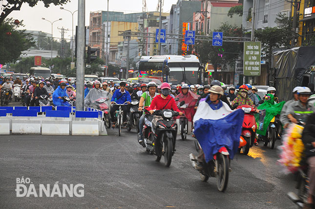 Tình trạng ùn tắc giao thông xảy ra trên nhiều tuyến đường ở Đà Nẵng.                            Ảnh: THÀNH LÂN