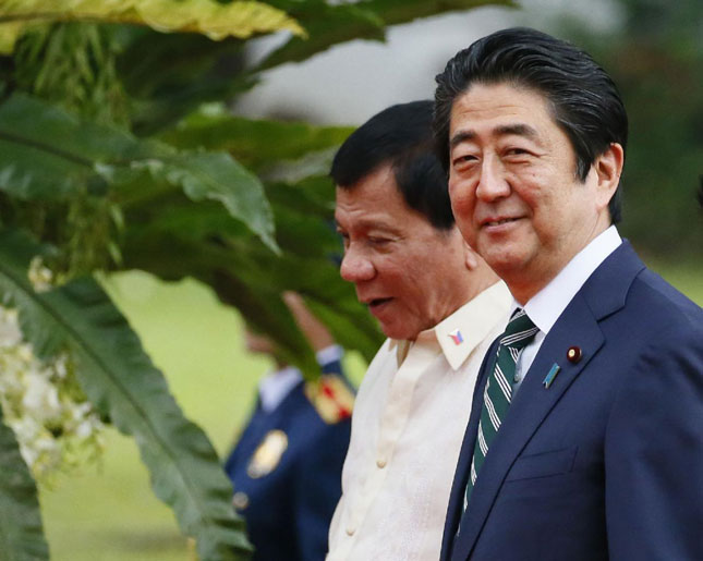 Thủ tướng Nhật Bản Shinzo Abe (bìa phải) và Tổng thống Philippines Rodrigo Duterte gặp gỡ tại thủ đô Manila. 						Ảnh: AFP