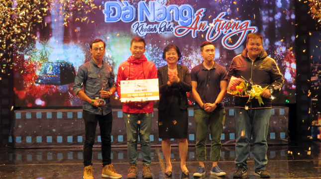 Chủ tịch Ủy ban MTTQ Việt Nam thành phố Đặng Thị Kim Liên trao giải nhì cho nhóm tác giả đoạt giải.