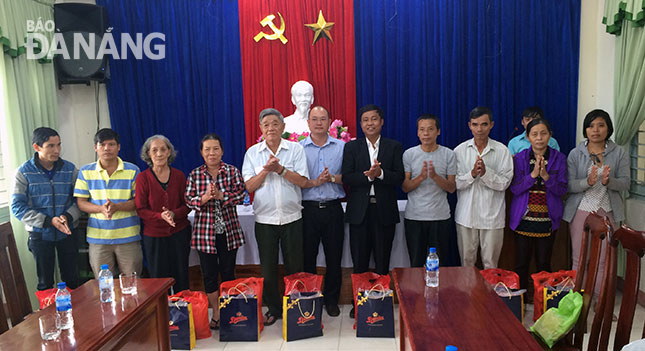 Công ty CP Quản lý và khai thác hầm đường bộ Hải Vân tặng quà Tết người nghèo quận Liên Chiểu.