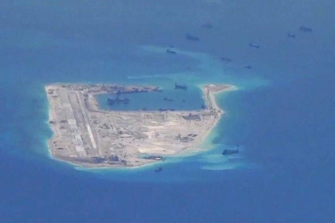 Hình ảnh máy bay do thám Mỹ chụp được hôm 21/5/2016 cho thấy Trung Quốc bồi đắp trái phép ở Biển Đông. (Nguồn: WSJ)
