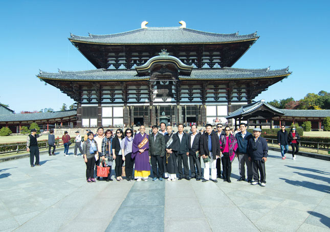 Đại đức Sagawa Fumon (thứ 6, bìa trái) chụp ảnh với đoàn công tác thành phố đến thăm chùa. 		 Ảnh: VIỆT DŨNG