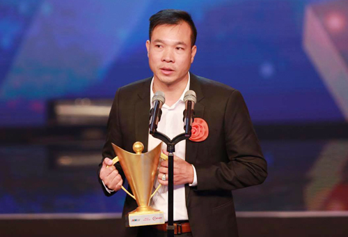 Xạ thủ Hoàng Xuân Vinh nhận giải thưởng 