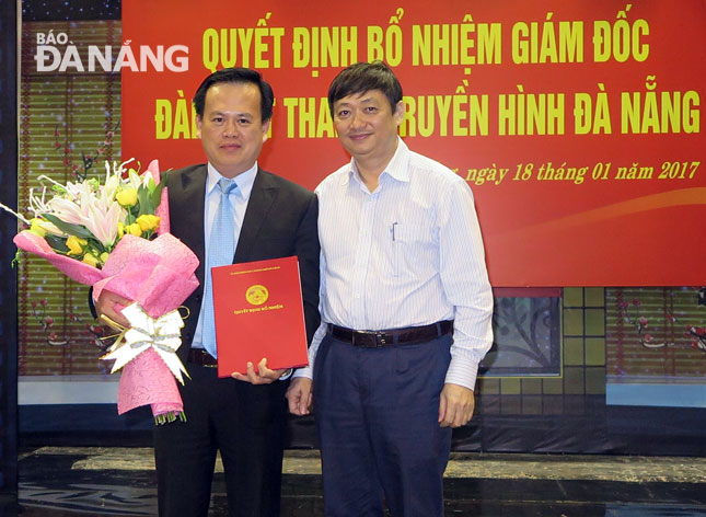 Phó Chủ tịch UBND thành phố Đặng Việt Dũng trao quyết định bổ nhiệm Giám đốc Đài PTTH Đà Nẵng cho ông Nguyễn Hoài Nam