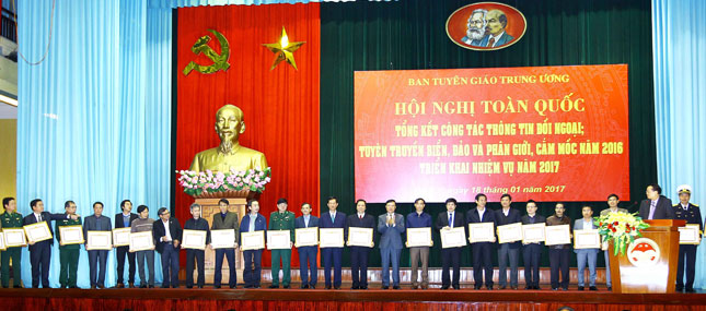 Phó Trưởng Ban Tuyên giáo Trung ương Phạm Văn Linh trao Bằng khen cho báo điện tử VietnamPlus (TTXVN) vì đã có thành tích xuất sắc trong công tác thông tin đối ngoại năm 2016. (Ảnh: An Đăng/TTXVN)