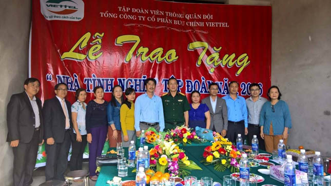 Đồng chí Nguyễn Đắc Luân, Bí thư Đảng ủy -  Phó TGĐ Tổng Công ty cổ phần Bưu chính Viettel tại buổi trao nhà tình nghĩa.