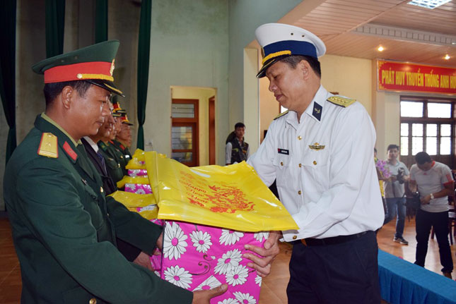 Đại tá Nguyễn Đức Nam tặng quà cho cán bộ, chiến sỹ, nhân dân huyện đảo Cồn Cỏ nhân dịp Tết Nguyên đán Đinh Dậu 2017.