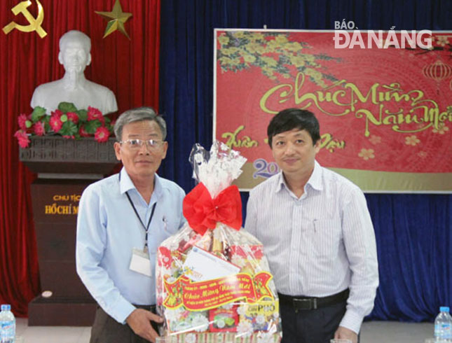 Phó Chủ tịch UBND thành phố Đặng Việt Dũng (phải) tặng quà, chúc Tết tại Trung tâm Điều dưỡng người tâm thần Đà Nẵng. 				                  Ảnh: ĐẮC MẠNH