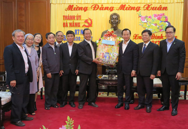 Linh mục Nguyễn Hùng, Chủ tịch Ủy ban Đoàn kết Công giáo chúc Tết Thành ủy
