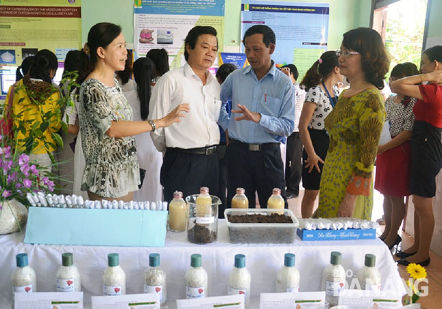Các sở, ngành, doanh nghiệp tham quan gian trưng bày sản phẩm từ các đề tài nghiên cứu của Trường Cao đẳng Lương thực - Thực phẩm Đà Nẵng.