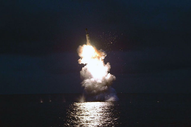 Một vụ thử tên lửa đạn đạo từ tàu ngầm được CHDCND Triều Tiên tiến hành vào tháng 8-2016.  Ảnh: AFP