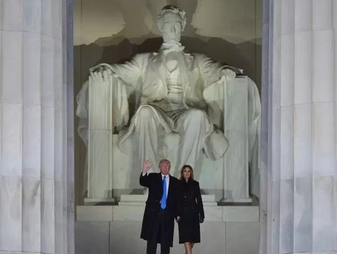  2017-01-20T06:40:42+07:00 Vợ chồng ông Trump xuất hiện tại Khu tưởng niệm Lincoln