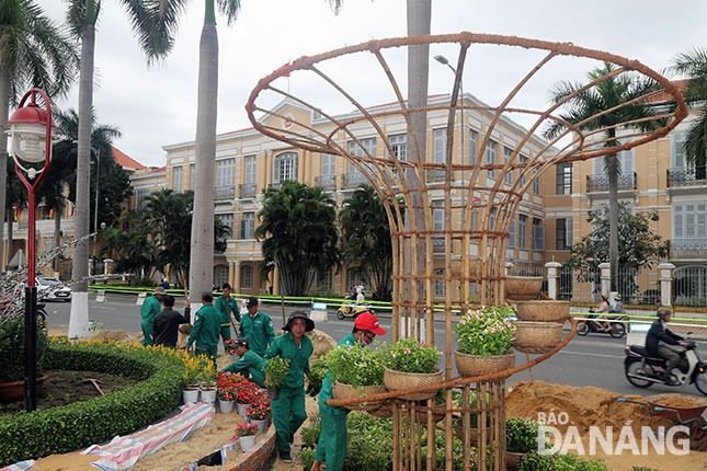 Công nhân Công ty Công viên cây xanh Đà Nẵng trang trí tháp hoa trước trụ sở HĐND thành phố.Ảnh: V.T.L
