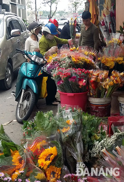 Chưng hoa ngày Tết từ rất lâu đã trở thành một nét văn hóa đẹp của người Đà Nẵng nói riêng, người Việt nói chung.Ảnh: T.T