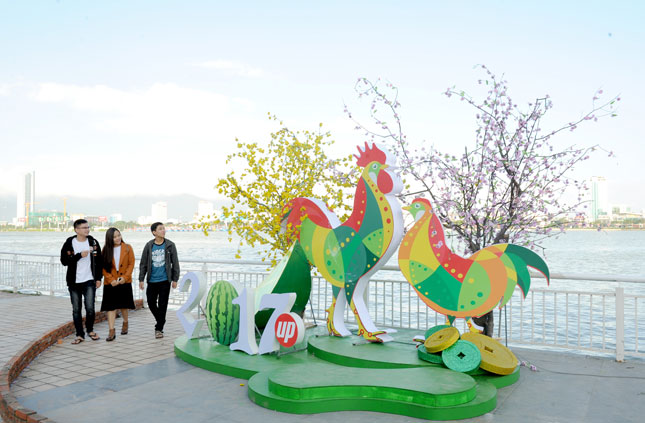 Hình ảnh con gà - linh vật năm Đinh Dậu được trưng bày trên đường Bạch Đằng.