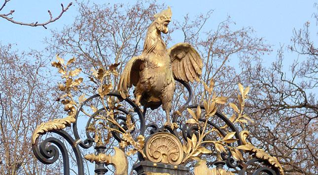 Gà trống Gallic gắn trên cổng vườn cung điện l’Elysée ở Paris.