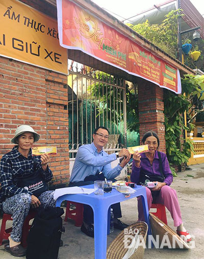 Niềm vui của những người phụ nữ bán vé số dạo tại Đà Nẵng khi nhận vé xe miễn phí về quê ăn Tết. 