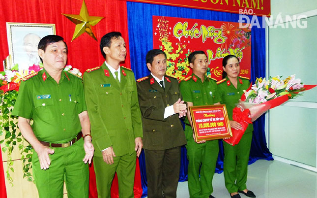 Đại tá Lê Văn Tam, Giám đốc Công an thành phố Đà Nẵng (thứ ba từ trái qua) thưởng nóng 10 triệu đồng cho Phòng Cảnh sát điều tra tội phạm về ma túy (PC47) Công an thành phố Đà Nẵng.