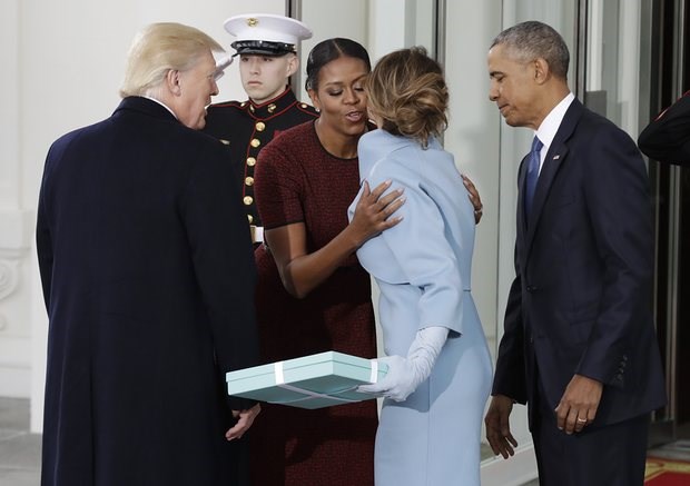 Vợ chồng ông Obama tiếp vợ chồng ông Trump tại Nhà Trắng