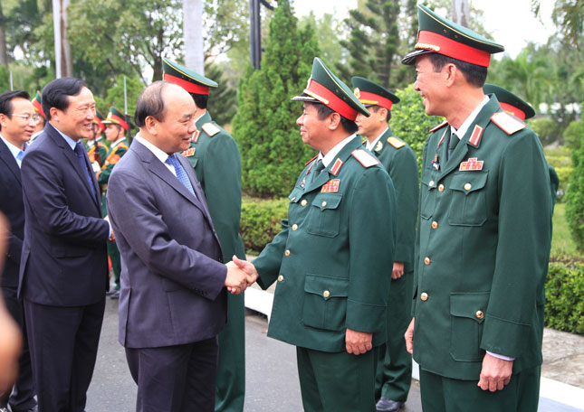 Thủ tướng Nguyễn Xuân Phúc chúc Tết và tặng quà cho lực lượng Quân khu 5.