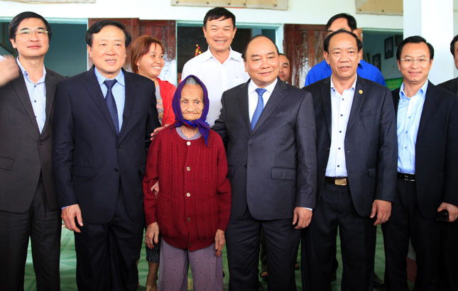 Thủ tướng đến thăm gia đình Mẹ Việt Nam Anh Hùng Nguyễn Thị Hân.