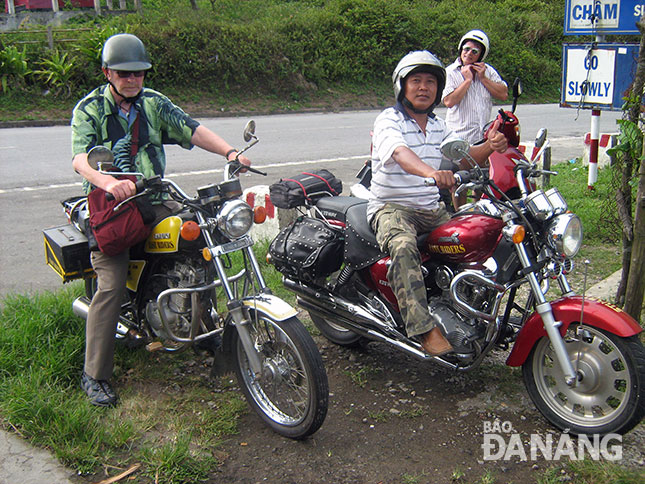 Khách Tây hào hứng với chuyến du lịch mạo hiểm bằng xe máy trên đỉnh đèo Hải Vân. 