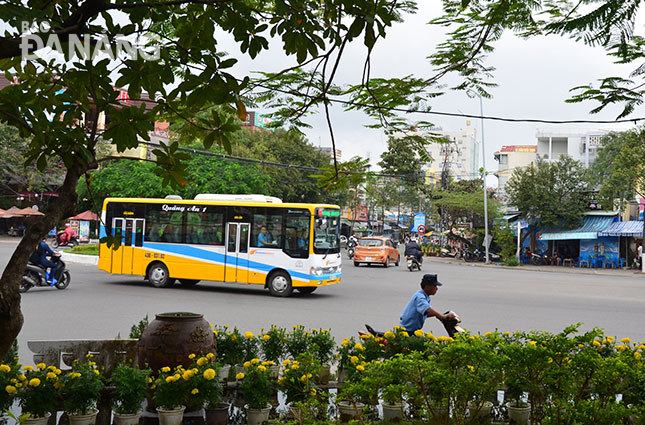 Người dân Đà Nẵng vẫn chưa quen sử dụng xe buýt. 			               Ảnh: MINH TRÍ