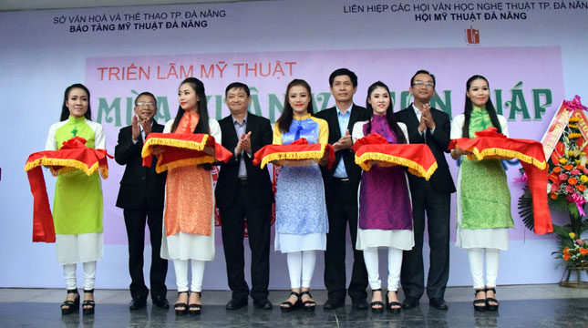 Phó Chủ tịch UBND thành phố Đặng Việt Dũng (thứ tư, trái sang) đã tham gia cắt băng khai mạc triển lãm “Mùa Xuân và con giáp”.