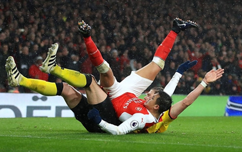 Hàng thủ Watford chống trả mạnh mẽ trước những nỗ lực hãm thành của Arsenal. (Ảnh: Getty)