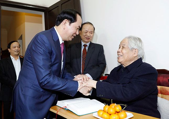Chủ tịch nước Trần Đại Quang đến nhà riêng thăm, chúc thọ nguyên Tổng Bí thư Đỗ Mười 100 tuổi.  		                                              Ảnh: TTXVN