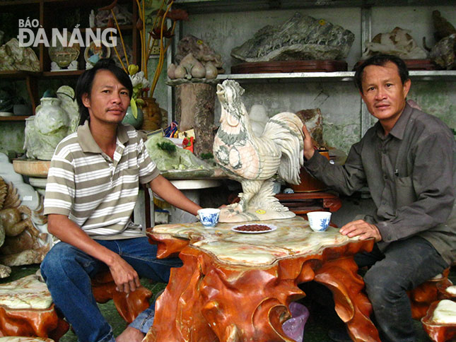 Hai nghệ nhân Mai Thanh Thiện (phải) và Hứa Văn Mai bên chú Gà gáy chào năm mới. Ảnh: V.T.L