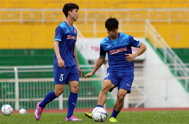 Cựu thủ quân đội U19 Việt Nam đang trải qua giai đoạn khó khăn trong sự nghiệp thi đấu chuyên nghiệp. Sau thời gian dài không được ra sân thường xuyên ở Nhật Bản, anh đã đánh mất phong độ. Trở về HAGL thi đấu ở giải quốc nội mùa này, Công Phượng vẫn chưa tìm lại chính mình. Anh và các đồng đội chưa thắng trận nào, đang đứng bét bảng ở V-League 2017.