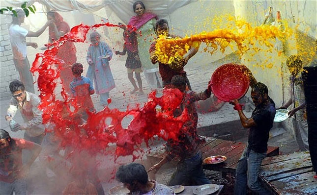 Người Hindus tạt nước màu lên nhau ở lễ hội đón xuân Holi.