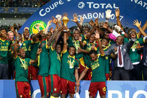 Các cầu thủ Cameroon mừng chức vô địch sau màn trình diễn ấn tượng trong trận chung kết. Ảnh: Reuters