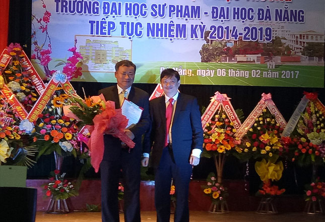 Phó chủ tịch UBND thành phố Đặng Việt Dũng (phải) tặng hoa chúc mừng PGS-TS Lưu Trang
