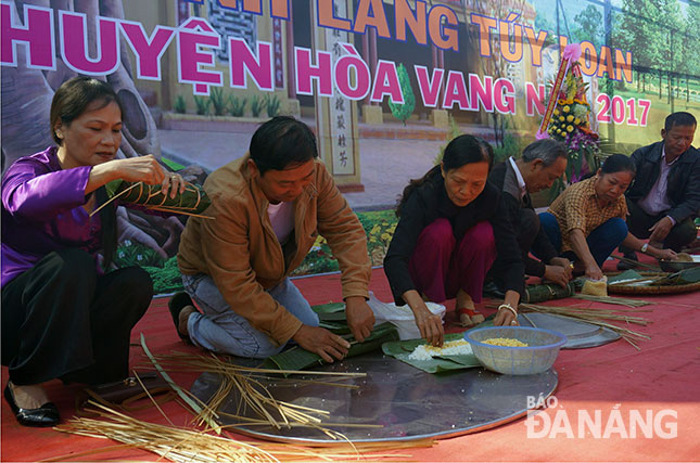 Thi gói bánh tại lễ hội đình làng Túy Loan.