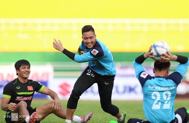 Nhóm các thủ môn và HLV thủ môn Võ Văn Hạnh chơi riêng với nhau.