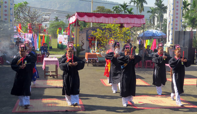 Học trò lễ thực hiện nghi lễ dâng hương truyền thống.