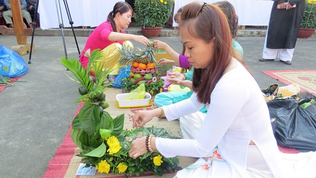  A contest to prepare betel quid and arrange flowers and fruit as offerings to ancestors