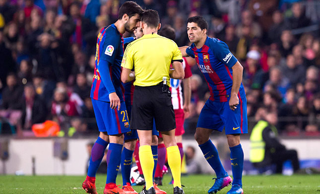 Luis Suarez (bìa phải) bị thẻ đỏ, sẽ vắng mặt trong trận chung kết Cúp Nhà vua Tây Ban Nha. (Ảnh: Internet)
