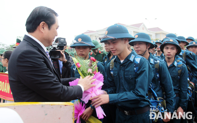 Chủ tịch UBND thành phố Huỳnh Đức Thơ tặng hoa các tân binh của huyện Hòa Vang.