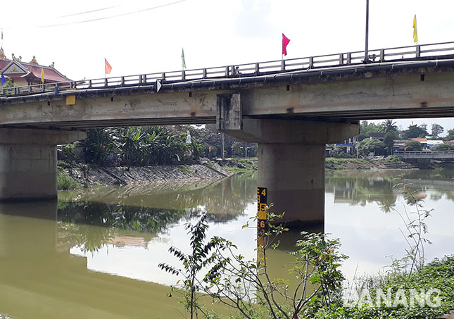Tình trạng thiếu hụt trữ lượng nước mặt trên các sông Túy Loan, sông Yên và Cầu Đỏ gây mất an toàn trong hoạt động cấp nước cho thành phố.  Trong ảnh: Mức nước cạn kiệt ngay từ đầu năm 2017 trên sông Túy Loan.