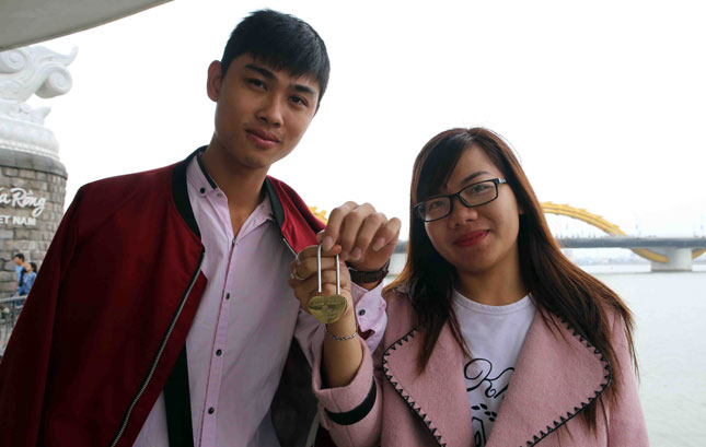 Một cặp đôi đến từ Hà Nội chọn mua một “ổ khoá trái tim” trong ngày Valentine - 14/2/2017 để khoá vào cầu tình yêu nhân dịp đi du lịch tại Đà Nẵng