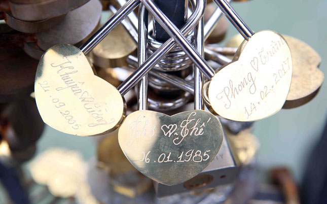 Những ổ khoá “không chìa” hình trái tim khắc tên các cặp đôi để khoá trên Cầu tình yêu ở Đà Nẵng