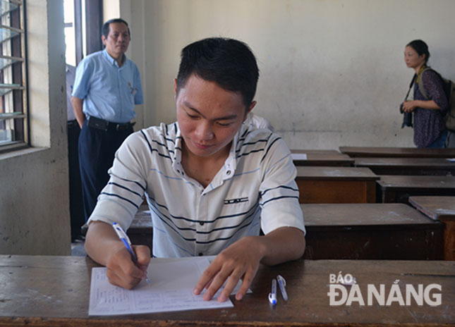 Mùa tuyển sinh 2017, thí sinh xét tuyển vào các trường tại Đà Nẵng sẽ có nhiều sự lựa chọn hơn. Trong ảnh: Thí sinh thi tốt nghiệp THPT quốc gia 2016 tại Đà Nẵng. 