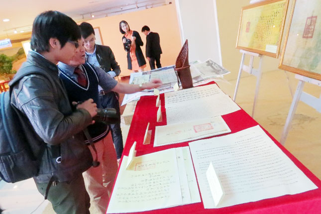 Một số tài liệu về số đinh, truyền đơn, thủ bút của cụ Phan Châu Trinh… được giới thiệu đến khách tham quan.