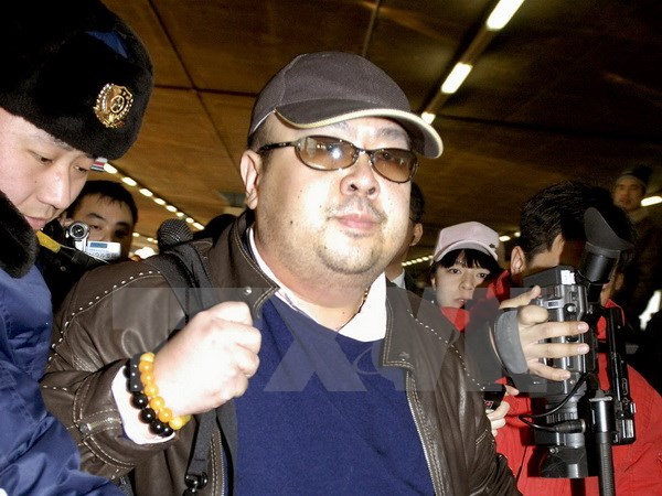 Người đàn ông được cho là Kim Jong-nam (giữa) tại sân bay Bắc Kinh, Trung Quốc tháng 2/2007. (Nguồn: AFP/TTXVN)