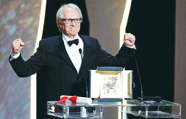 Đạo diễn Ken Loach nhận giải Cành cọ Vàng tại Liên hoan phim Cannes lần thứ 69 cho bộ phim I, Daniel Blake.