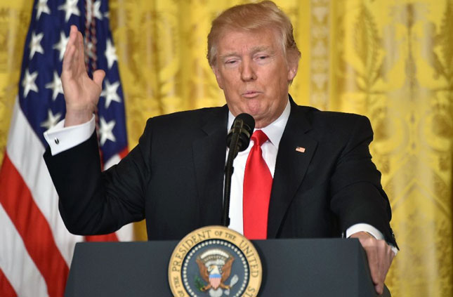 Tại cuộc họp báo ngày 16-2 ở Nhà Trắng, Tổng thống Donald Trump chỉ trích truyền thông thiếu trung thực và cam kết tìm ra kẻ làm rò rỉ thông tin khiến Cố vấn an ninh Michael Flynn từ chức. 								Ảnh: AFP